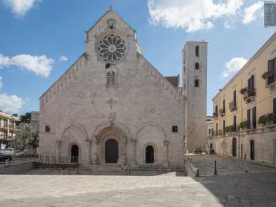 ...una stradina che si apre al lato del Duomo di Santa Maria Assunta